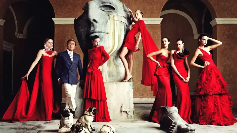 Как Валентино превърна червеното в повече от цвят