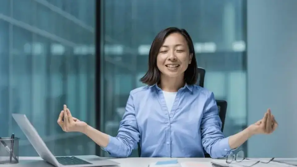 Раздвижване в офиса: лесни упражнения за облекчаване на напрежението в шията и раменете