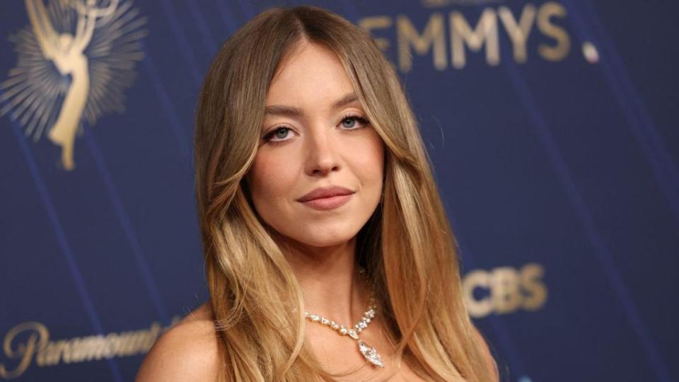 Сидни Суини "украси" знака на Холивуд с дамско бельо