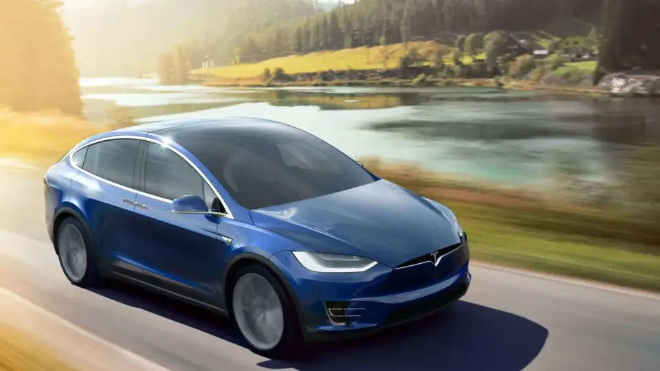 Tesla спира производството на два модела коли, ще разработва роботи