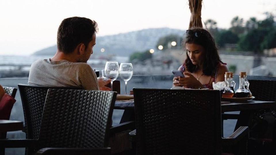 Ресторант в Бургас насърчава общуването без телефони с отстъпка