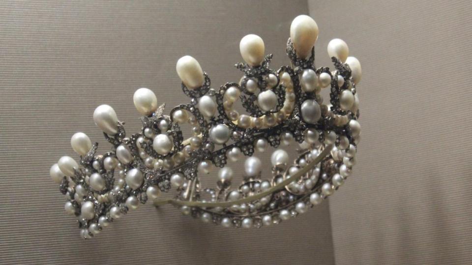Короната на императрица Евгения, повредена при обира в Лувъра, ще бъде възстановена