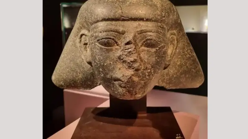 Откраднат каменен бюст на 3500 години се връща в Египет