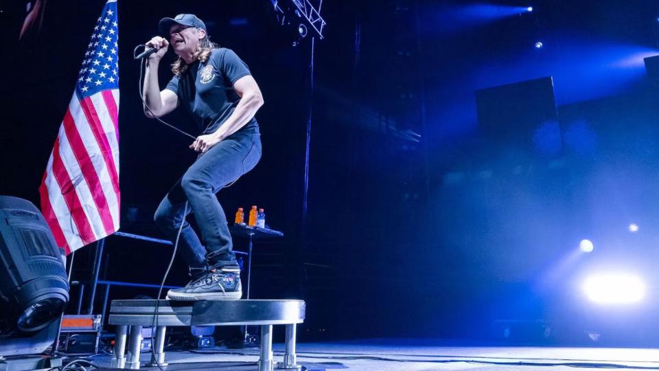 Почина Брад Арнолд - вокалистът на групата 3 Doors Down