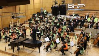 Актьорът Шая Лебьоф крещял хомофобски обиди, докато нападал хората в бар