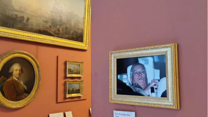 Активисти окачиха портрет от ареста на Андрю Маунтбатън-Уиндзор в Лувъра