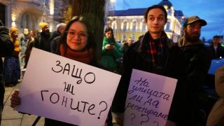 Лили Колинс ще се превъплъти в ролята на Одри Хепбърн в нов филм за „Закуска в Тифани“