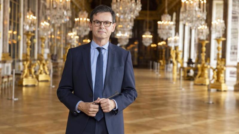 Директорът на Версайския дворец поема и ръководството на Лувъра