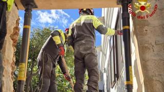 Пожарникари спасиха около 400 книги от свлачище в Италия