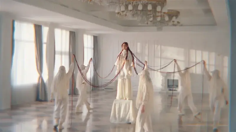 MONA завърши своята музикалната трилогия с песента ,,Давам“