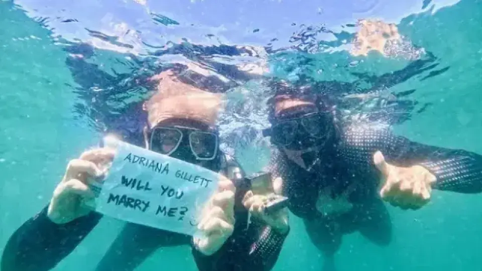 Джеймс Хетфийлд от „Металика“ се сгоди за приятелката си Адриана Джилет под вода