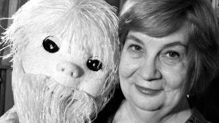 Художник нарисува миниатюрен Томи Шелби от „Peaky Blinders“ с миглата си