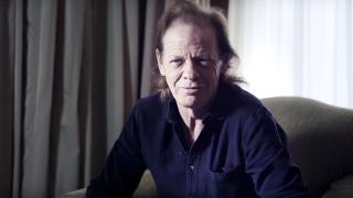 Китаристът на AC/DC напусна болницата в Буенос Айрес