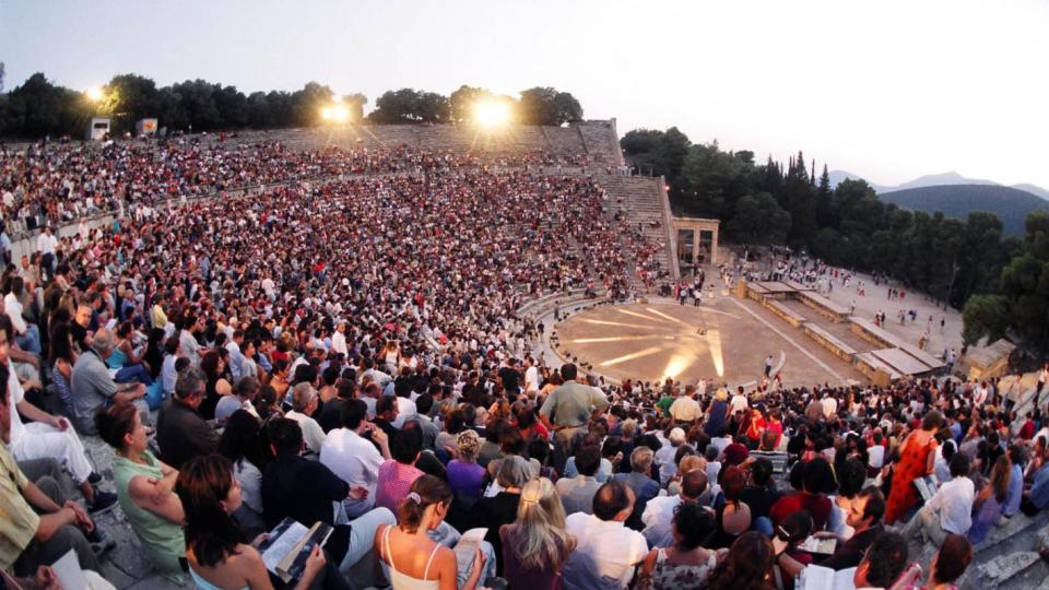 Народният театър представя „Вакханки“ на свещената сцена на древния театър в Епидавър