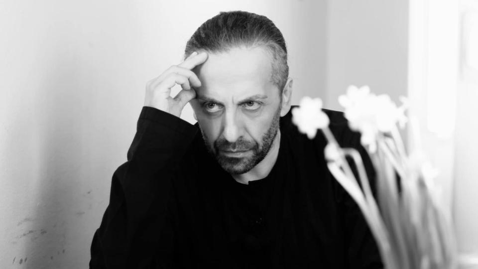 Мариус Куркинки и неговата „песен“, носеща радост, а не коремен смях