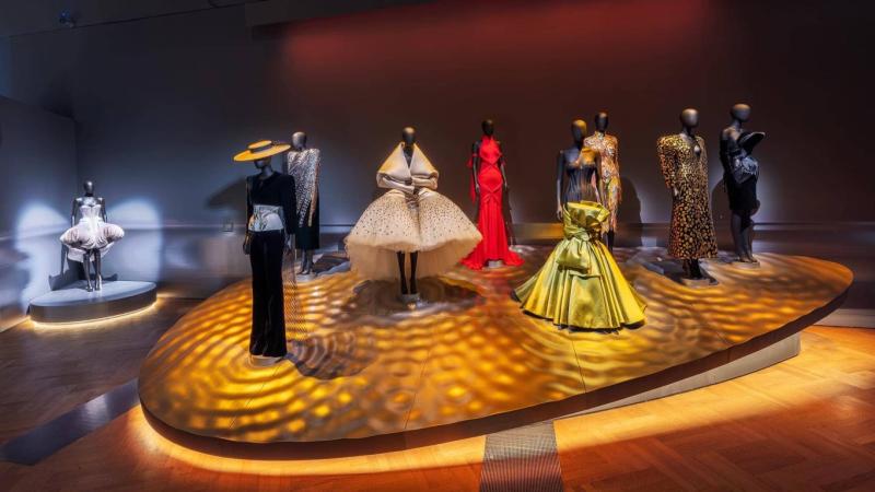 Нова изложба проследява 100-годишната история на модна къща ,,Скиапарели“
