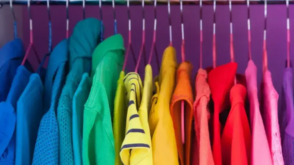 Може ли цветът на дрехите ни да повлияе на настроението ни?