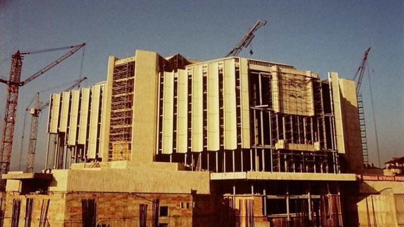 Изложба с архивни снимки от изграждането на НДК се открива на Моста на влюбените