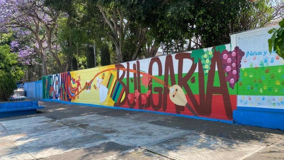 Графити художници от Бургас изрисуваха двора на училище в Мексико Сити