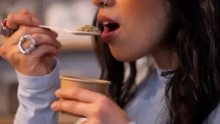 Изложба в Лондон предлага на посетителите да опитат „ядлива пръст”