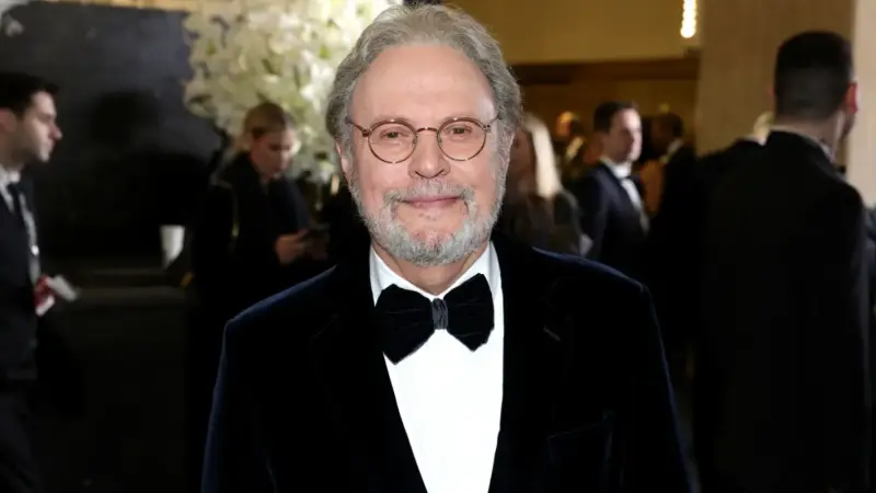 Били Кристъл се завръща на Бродуей с пиеса, посветена на загубата на дома му