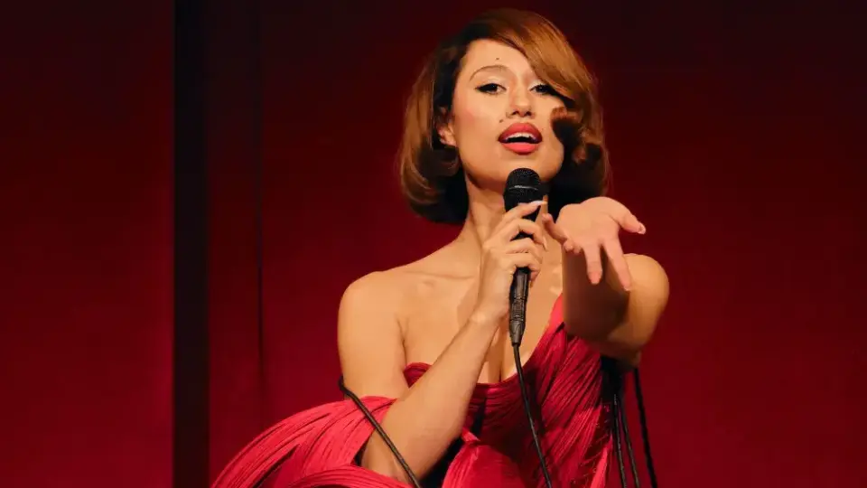 Изпълнителката Raye ще бъде удостоена с престижна награда от Залата на славата на авторите на песни