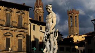 Бъдеща булка нанесе щети за 5000 евро на статуята на Нептун във Флоренция