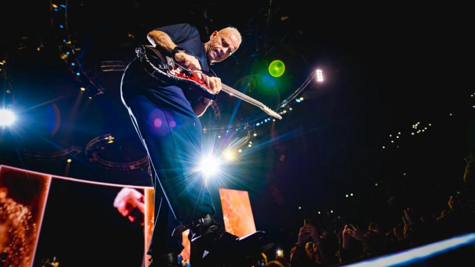 Шест песни на Ерос Рамацоти, с които да подгреем преди концерта му