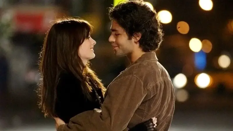 Ще се завърне ли Адриан Гренье в „Дяволът носи Прада 2“?