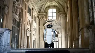 Робот разхожда посетителите из резиденцията на Савойската династия в Торино