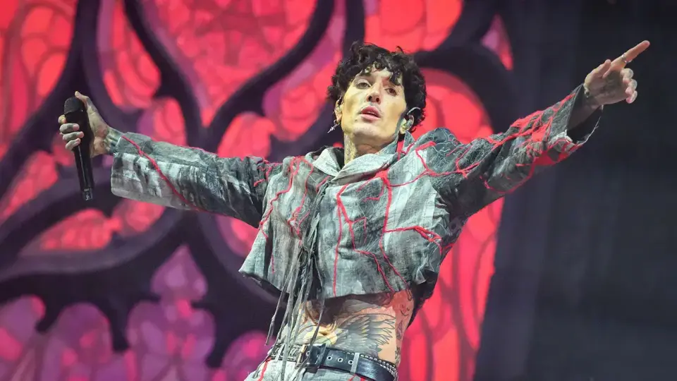 Вокалистът на Bring Me the Horizon е със сътресение, след като фен го замерил с телефона си