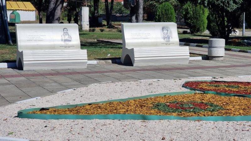 Табели с ликовете на исторически личности са поставени на всички улици в Стралджа