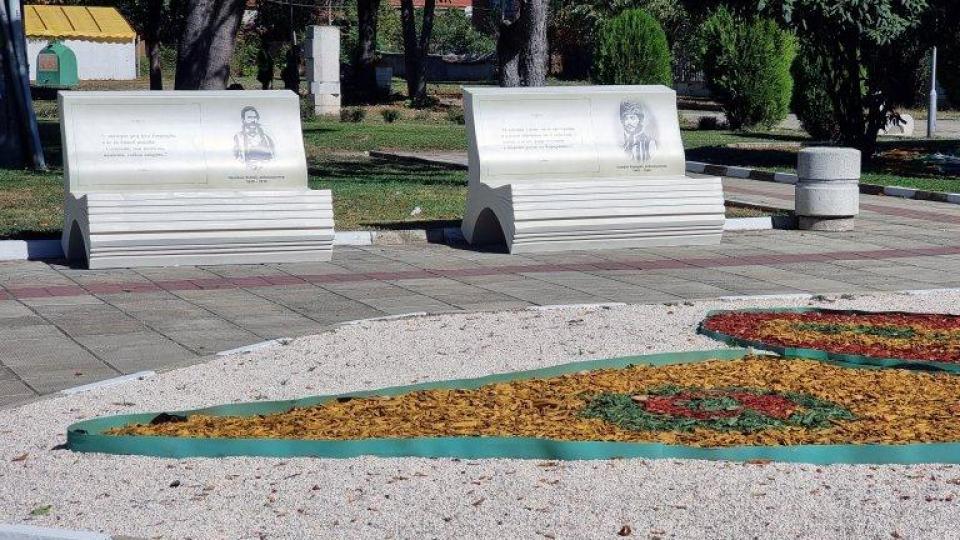 Табели с ликовете на исторически личности са поставени на всички улици в Стралджа
