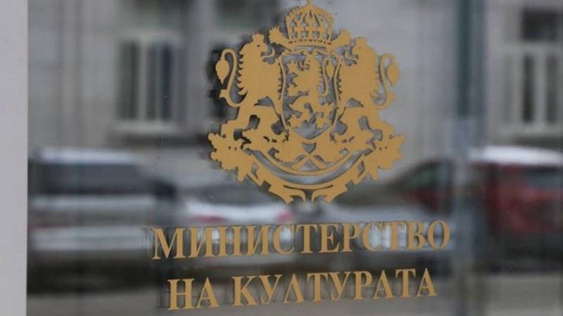 Артисти, преподаватели и студенти настояват за ясна политика към визуалните изкуства