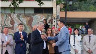 Антъни Хопкинс издаде първия си сингъл, пуска албум на 21 август
