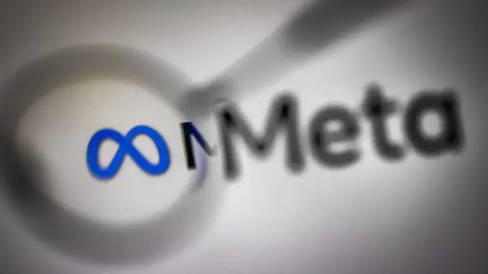 Десетки служители обвиняват Meta, че компанията избира кой да бъде уволнен чрез AI