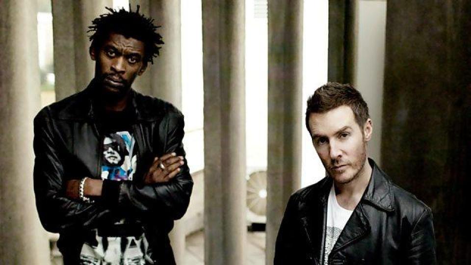 Групата Massive Attack е била задържана от сингапурската полиция след концерт в страната