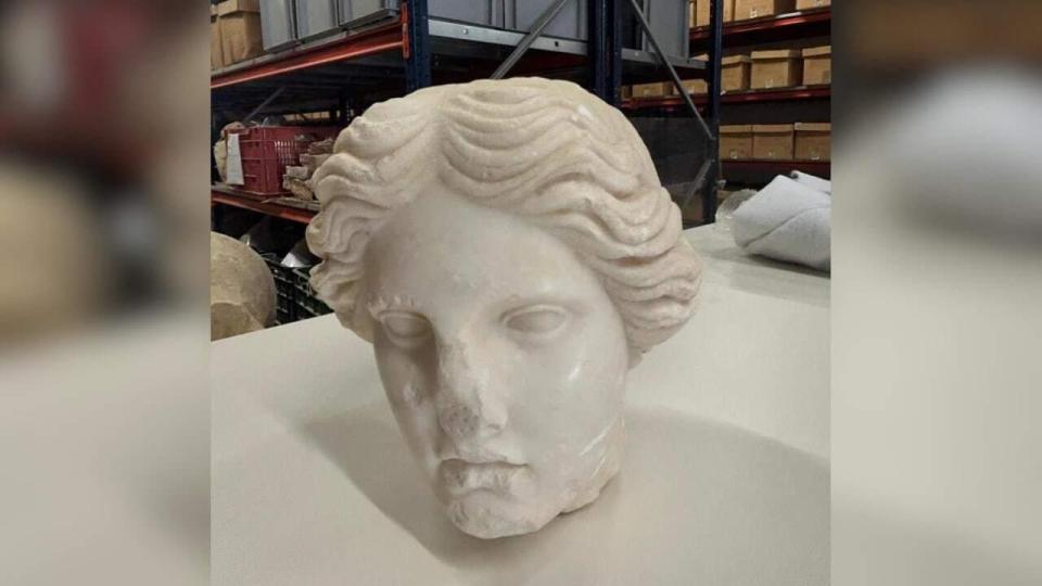 Показват 2000-годишната мраморна глава на Венера, открита на плаж в Испания, до края на годината
