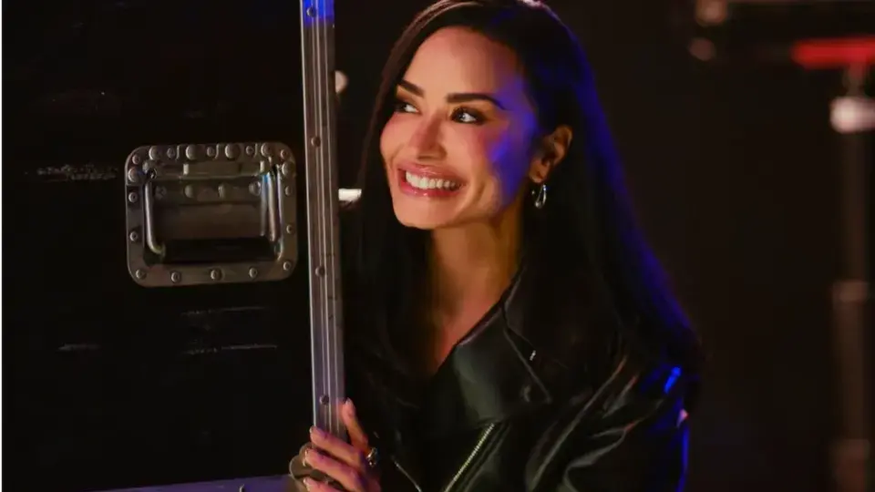 Деми Ловато се завръща в „Camp Rock“ с изненадващо камео