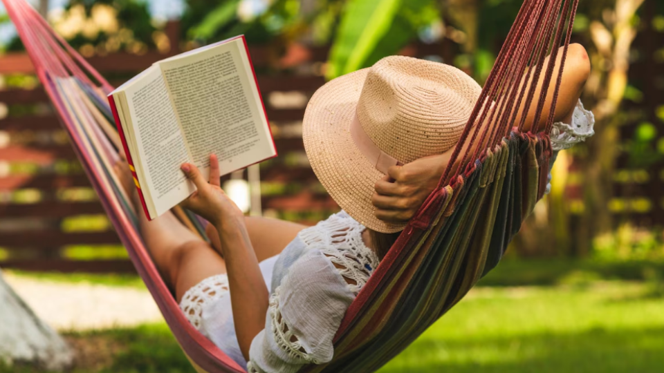 Уикенд с книга в ръка: 7 нови романа, идеални за горещите следобеди