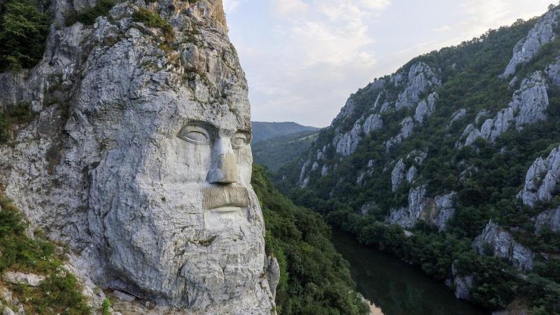 55-метровият Дечебал: Къде се намира най-високата скална скулптура в Европа?