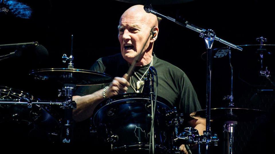 Бившият барабанист на AC/DC Крис Слейд се оттегля от музиката заради здравословни проблеми