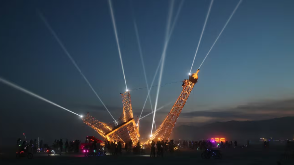 Счупената Айфелова кула от „Burning Man“ отива на търг в Париж