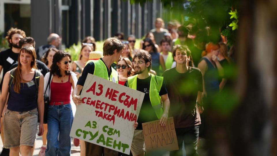 Студенти от НАТФИЗ отново излизат на протест, искат оставката и на образователния министър