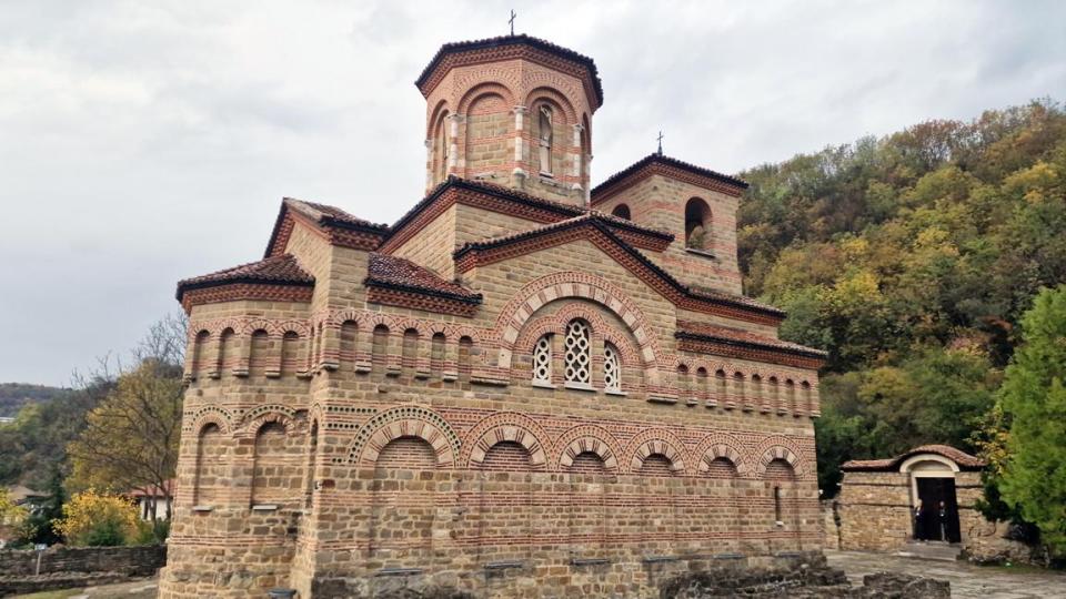 Свети Димитър носи зимата, хиляди българи празнуват имен ден
