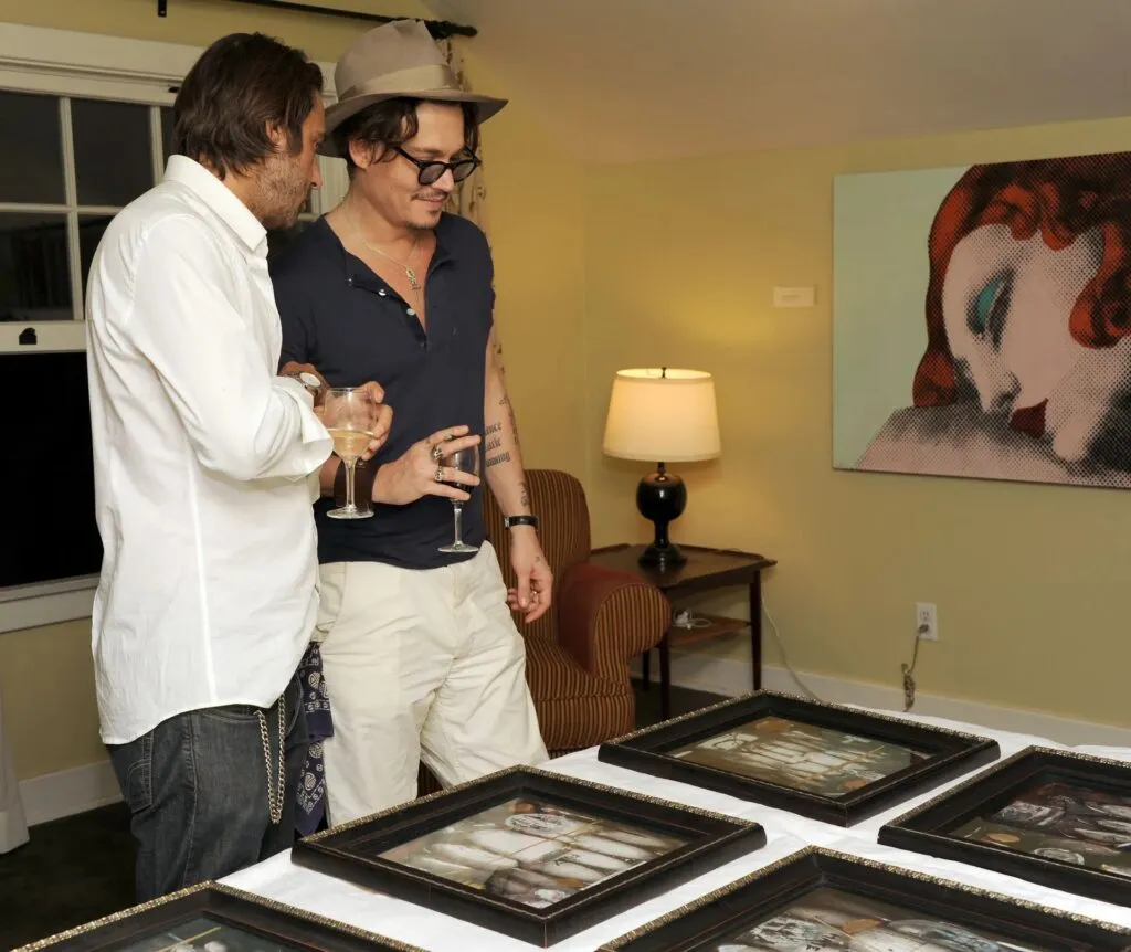 Деп се здрависва с испанския актьор Жорди Мола по време на събитие в една от стаите през 2011 г. Фотокредит: Mark Sullivan/WireImage