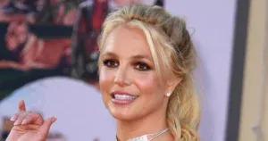 Близки на Бритни Спиърс твърдят, че певицата злоупотребява с алкохол и наркотици