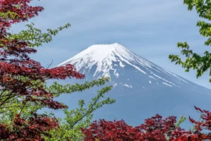 В битка със свръхтуризма: Издигат черна ограда пред вулкана Фуджи