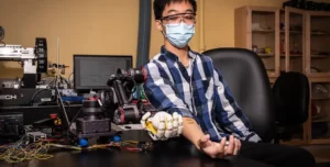 Роботи „влизат в човешка кожа“, осигуряват медицински грижи