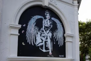 Нова street art творба в Лондон по случай рождения ден на Ейми Уайнхаус